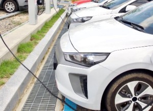 electric-cars-charging3.jpg electric-cars-charging3.jpg
